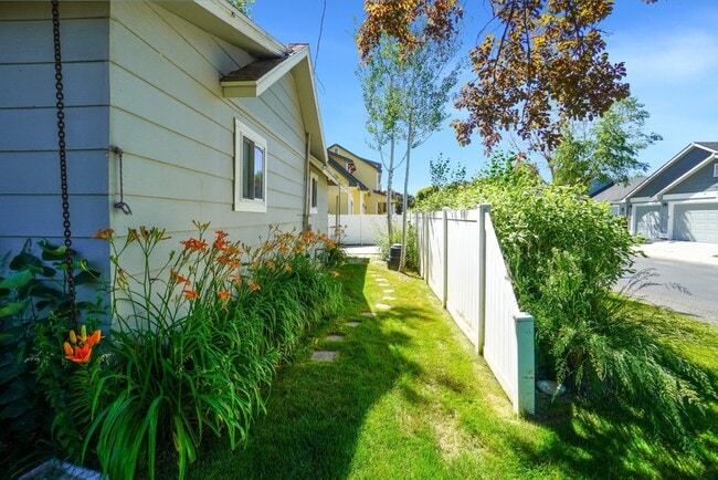 Building Photo - 5707 N Bogart Ln