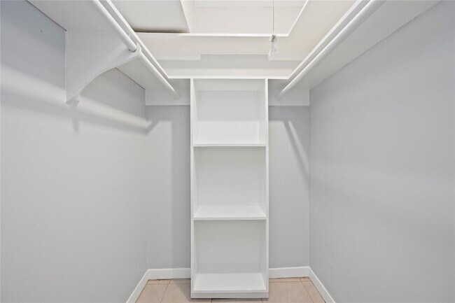 Building Photo - 2822 Briarhurst Dr