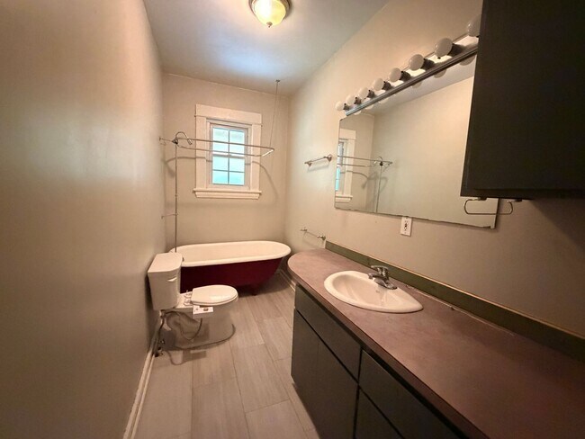 Building Photo - Upper 2 Bedroom Apartment!