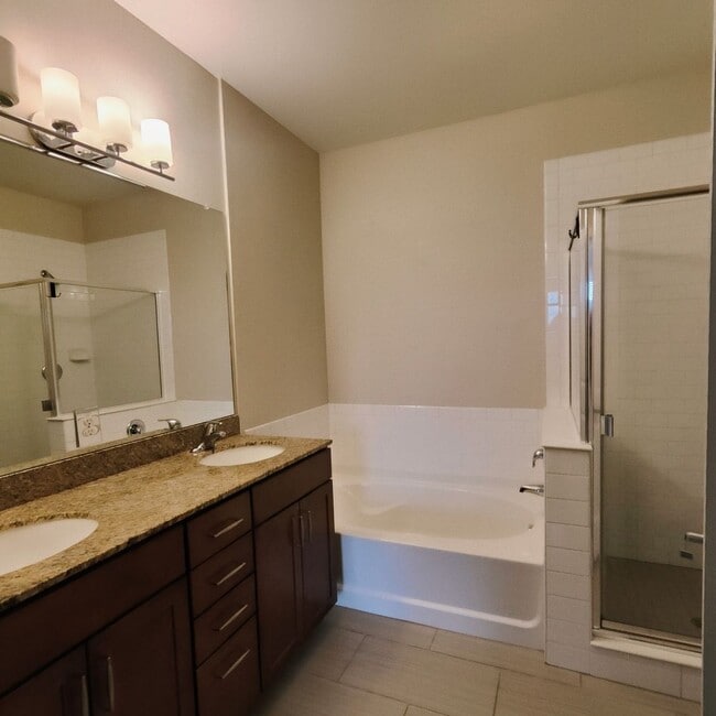 Building Photo - Spacious One Bedroom Luxury Condo at East ...