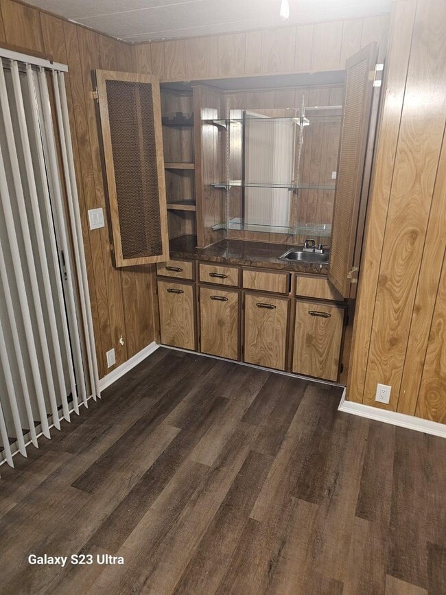 Building Photo - 11621 Venetian Ave