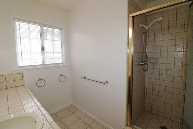 Building Photo - 4/Bedroom  Home for Lease in West Hills!