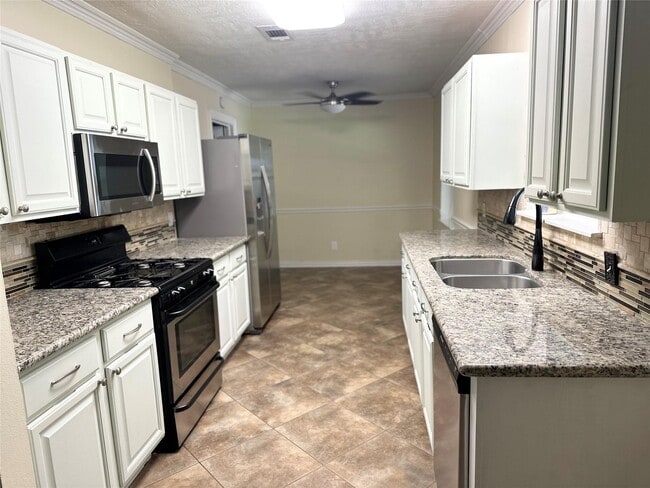 Building Photo - 1126 E Dartmouth Ln