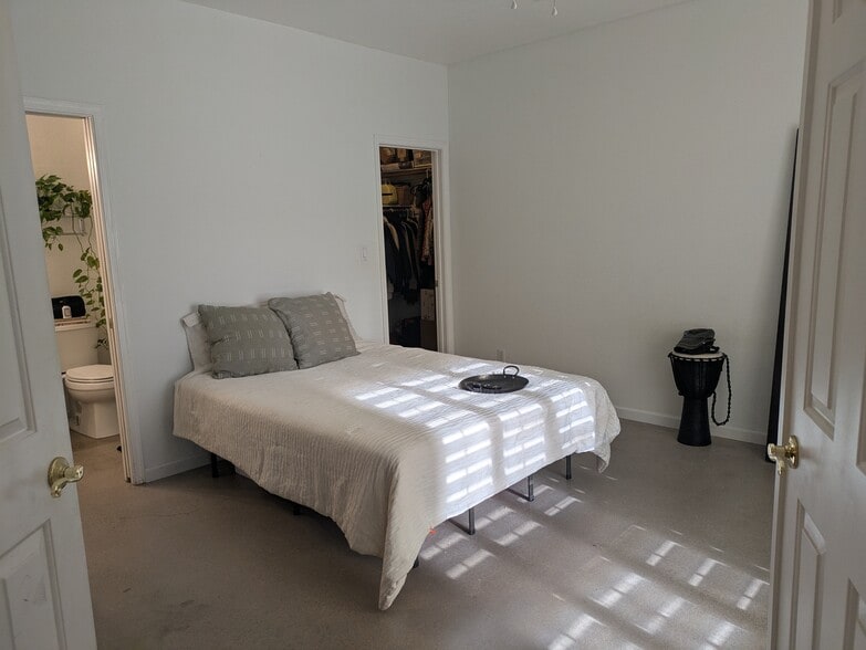 bedroom - 100 E Fillmore St