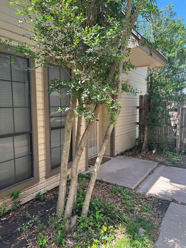 Building Photo - Great Duplex Unit