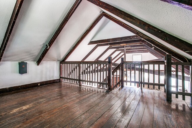 Building Photo - Cozy Rental with Loft near Woodlawn Lake!