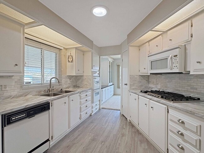 Building Photo - Spacious 2BR/2BA Home for Rent in 55+ Comm...