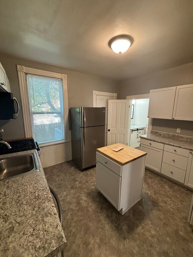 Building Photo - 916 E Lyon St