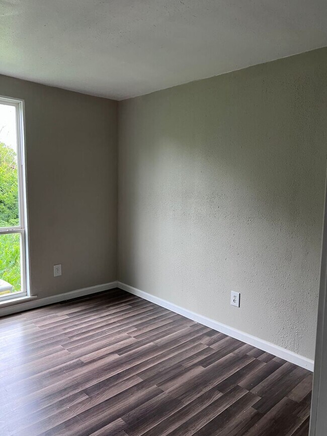 Building Photo - 4 Bedroom, 2 Bathroom Home