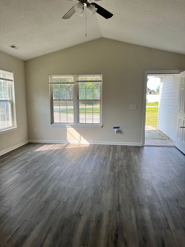 Building Photo - 3 Bedroom 2 Bath House on Solera Available...