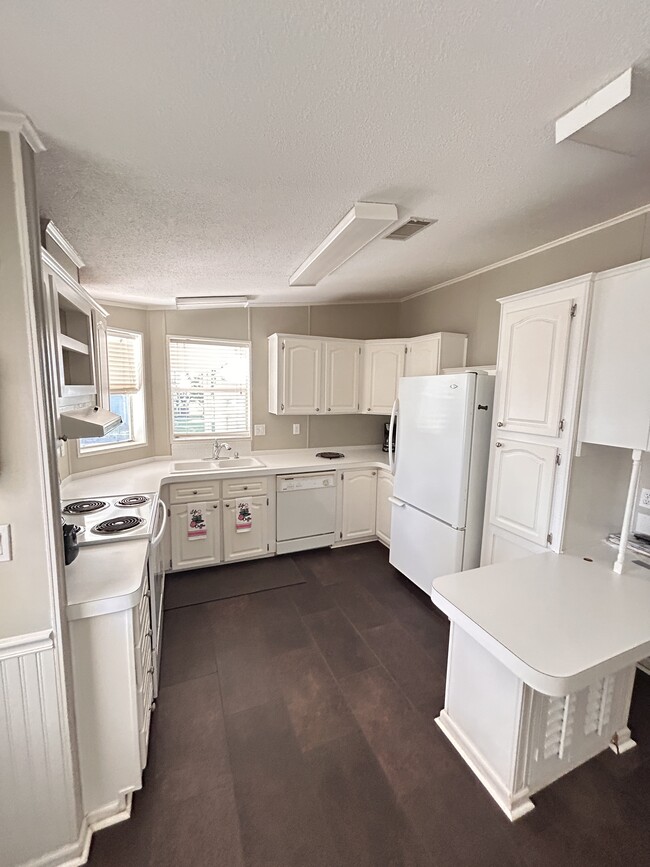 Building Photo - 38816 Bronco Dr