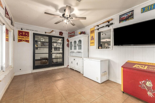 Building Photo - 617 E Ellis Dr