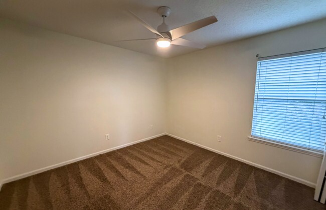 Building Photo - Spacious 4 Bedroom Home in Waterford Estat...