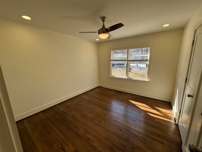 Building Photo - 432 Woodvale Ln