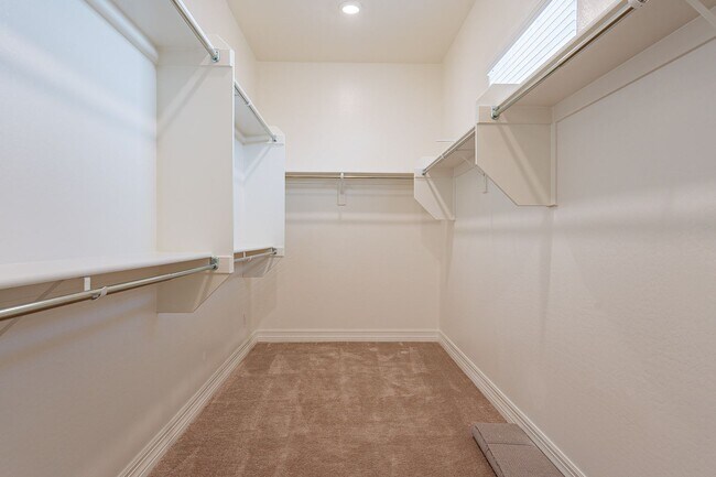 Building Photo - 5 BEDROOM 4 BATH SINGLE FAMILY HOME