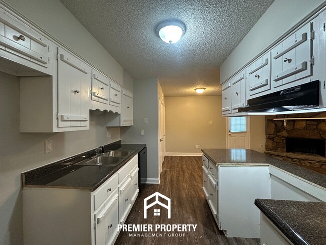 Building Photo - 6467 Llano Ave