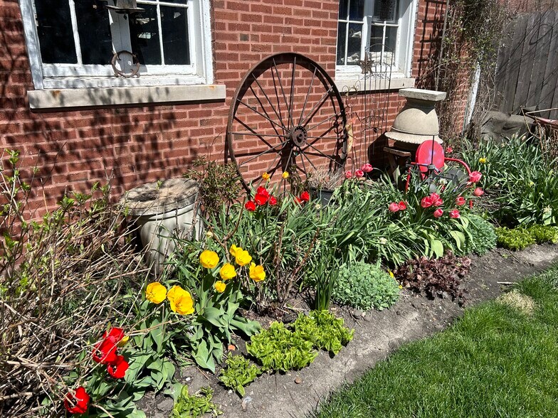 Building Photo - 220 W Harris Ave