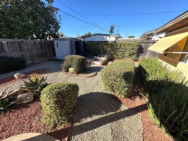 Building Photo - Charming East Ventura Home