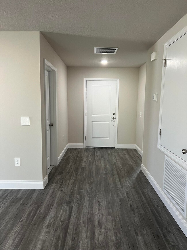 Building Photo - 838 San Filippo Dr SE