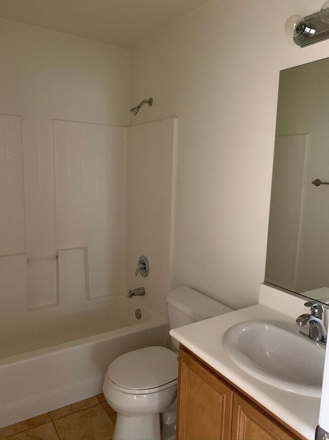 Building Photo - 4 bed, 3 bath townhome in desirable Paseo Del Sol Community!