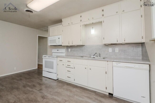 Building Photo - 1508 N Victoria Ave
