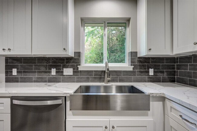 Building Photo - 5451 Loch Lomond Dr