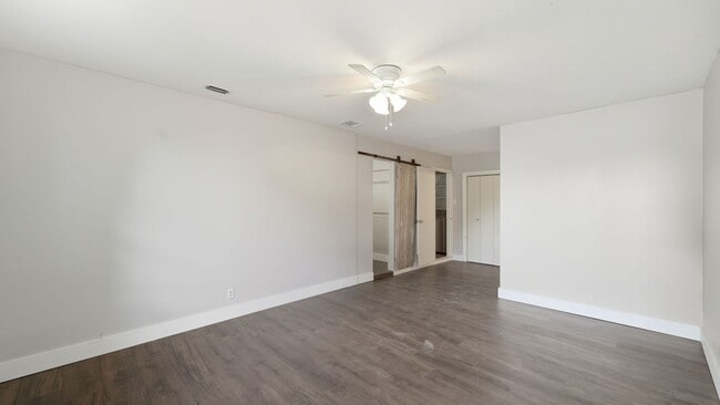 Building Photo - 200 Valley Acres Dr