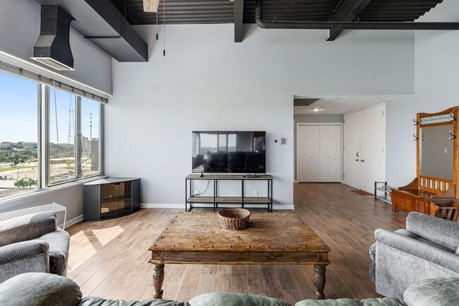 Building Photo - Breathtaking downtown East-facing, penthouse condo - FURNISHED!