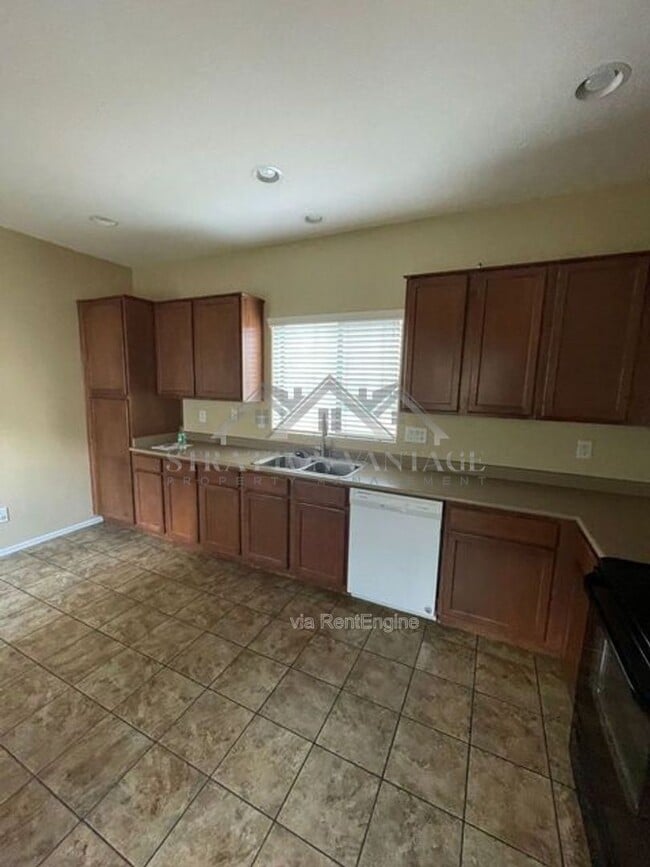 Building Photo - 4685 E Laurel Ave