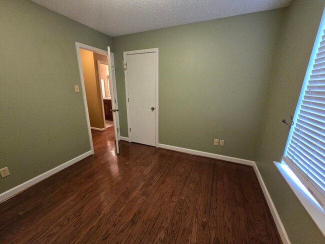 Building Photo - 3313 Henson Pl