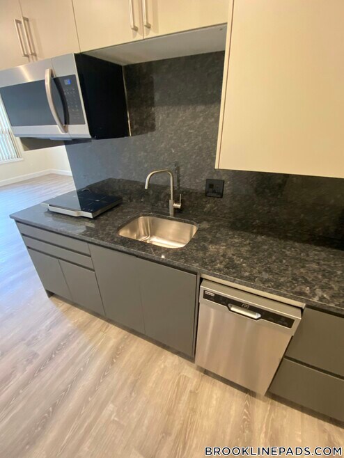 Building Photo - 1028a Commonwealth Ave