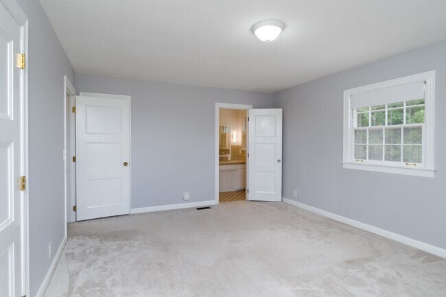 Building Photo - Single Family Home on almost an acre, 4 be...
