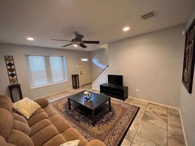 Building Photo - Updated condo at Cobblestone, closet to Campus!