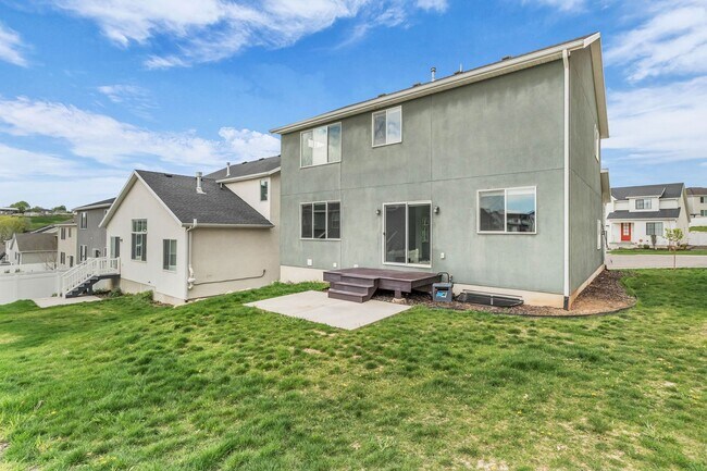 Building Photo - Spacious 6 Bed Home with Dual Kitchens, EV Charging & Modern Finishes in Layton