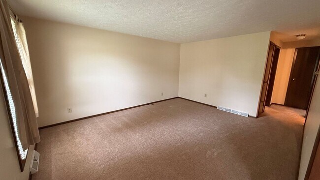 Building Photo - 2900 Thackeray Ave NW