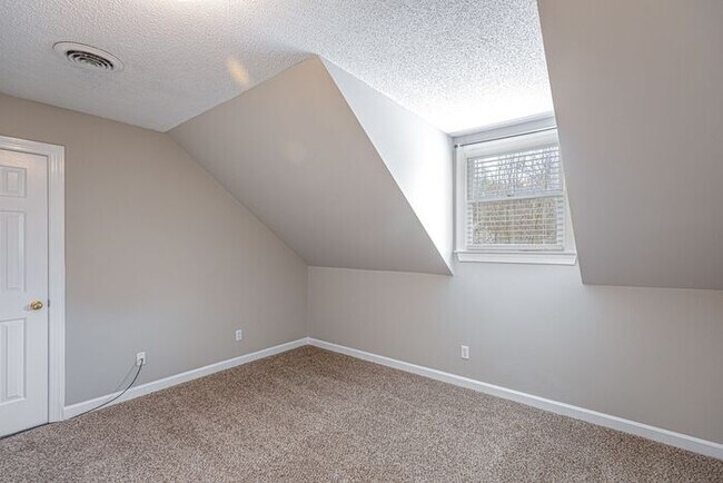 Building Photo - NW Large Updated Home! LR, DR, Den, FP, Ha...
