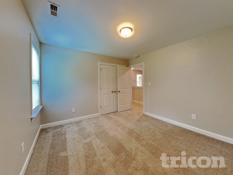 Building Photo - 262 Dundalk Dr