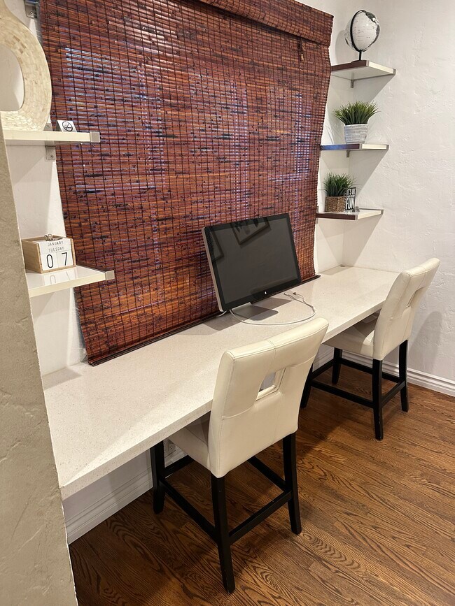 Building Photo - 1416 S Crest Dr