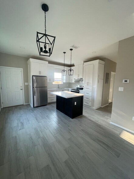 Building Photo - 3706 Chapa Ave