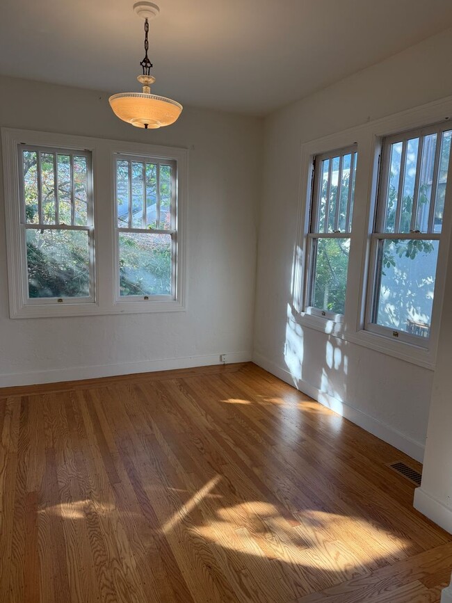 Building Photo - Beautiful Spanish townhouse with parking and in unit laundry!