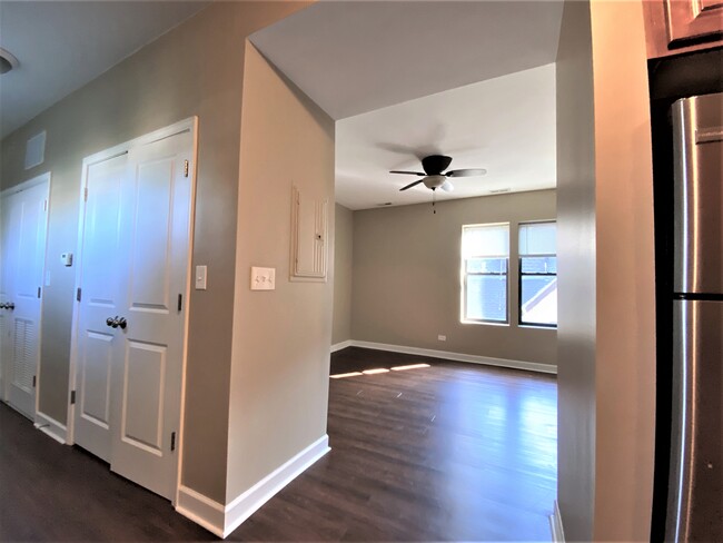 Building Photo - 920 W Cullom