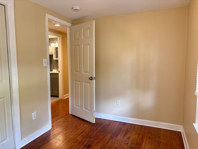 Building Photo - Available 9/1! Newly Renovated in Downtown...