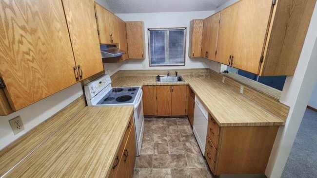Building Photo - *1ST MONTH'S RENT FREE PROMO*  3 Bed 2 Bath Beaverton Home with big backyard, storage shed, A/C a...