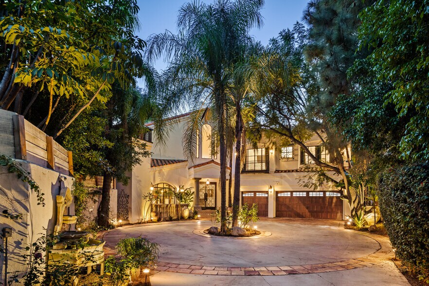 Building Photo - 4909 Woodley Ave