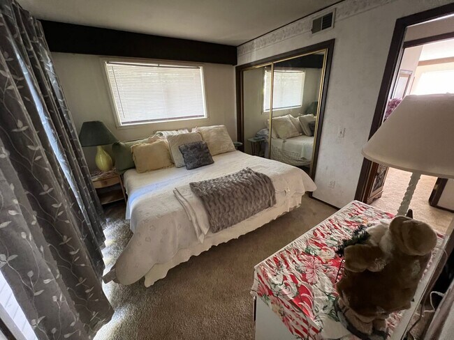 Building Photo - Large furnished 4 bedroom home with 2 car ...