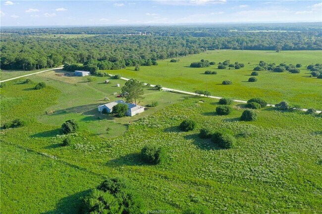 Building Photo - 7 acres with 5 bed, 3 bath less than 25 mi...