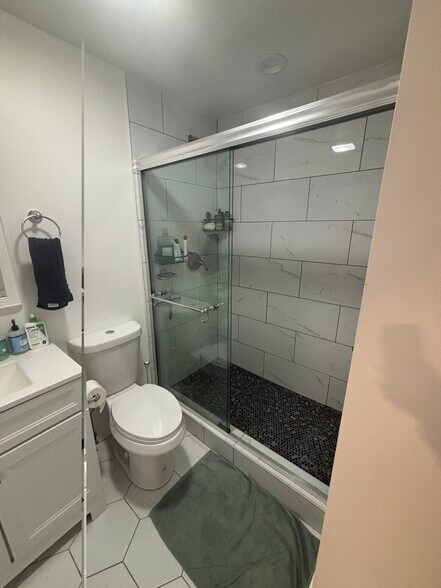 2nd bathroom w/ walk-in shower - 1401 N Mohawk St