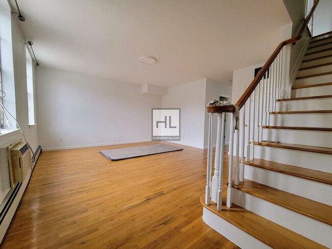 Building Photo - Extra Large 3BR/1.5 Bath Duplex in Bushwic...