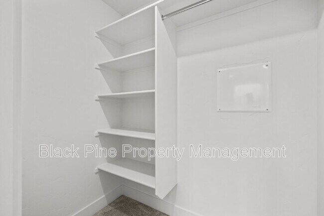 Building Photo - 4642 N Maple Grove Rd
