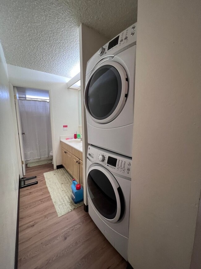 Building Photo - 2 bedroom, 1 bath, condo at Pearl Two * Pa...